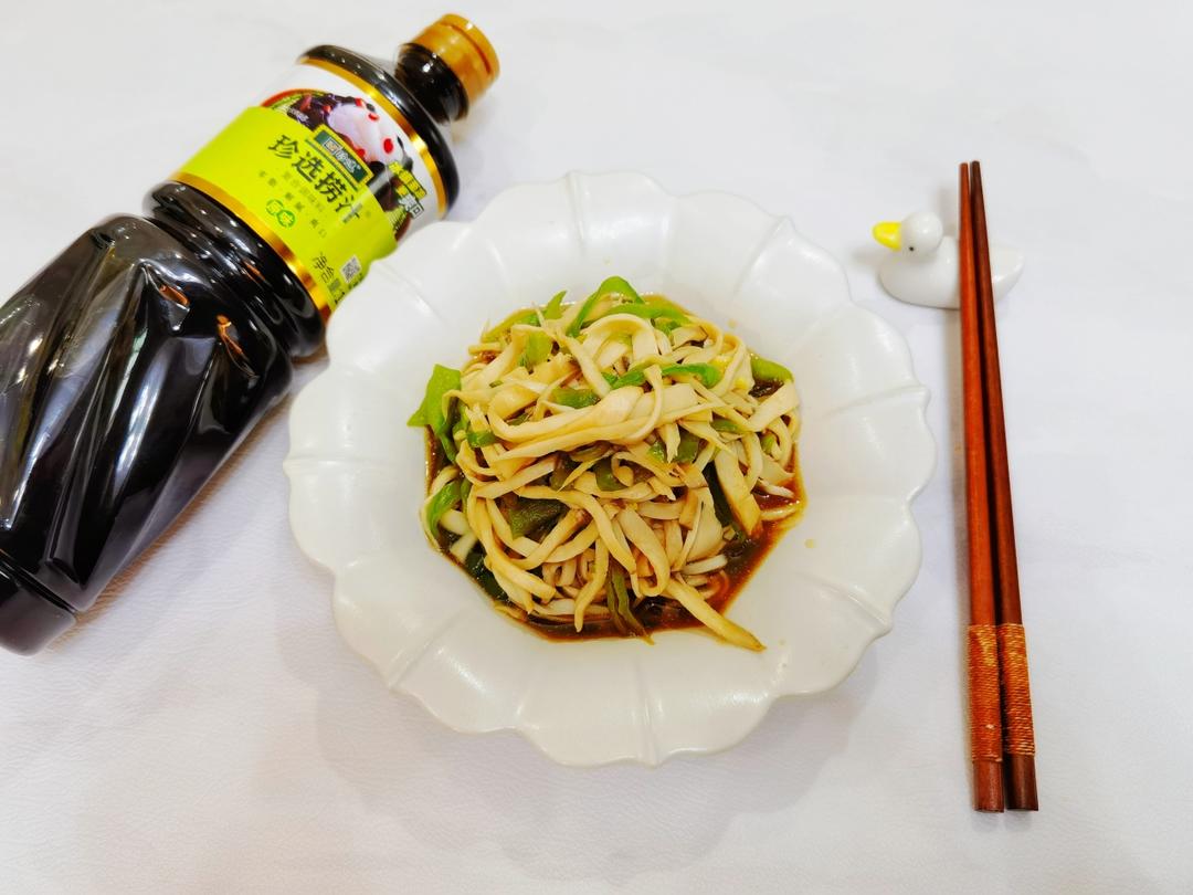 生活化场景:粗陶碗盛满晶莹米饭,上铺厚厚一层平菇炒腊肉,腊肉油汁自然浸润米粒,筷子正夹起裹着酱汁的平菇条,背景为原木餐桌与青花瓷筷架,突出‘家常美味’‘下饭必备’氛围 平菇炒腊肉配米饭场景图