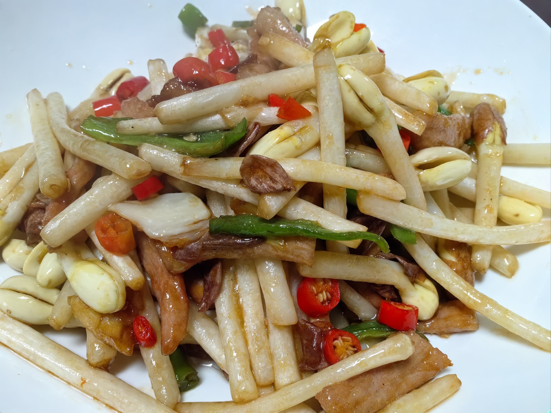 香椿油菜拌饭成品展示,米饭上铺满翠绿的油菜与香椿酱,色泽诱人 香椿油菜拌饭成品图