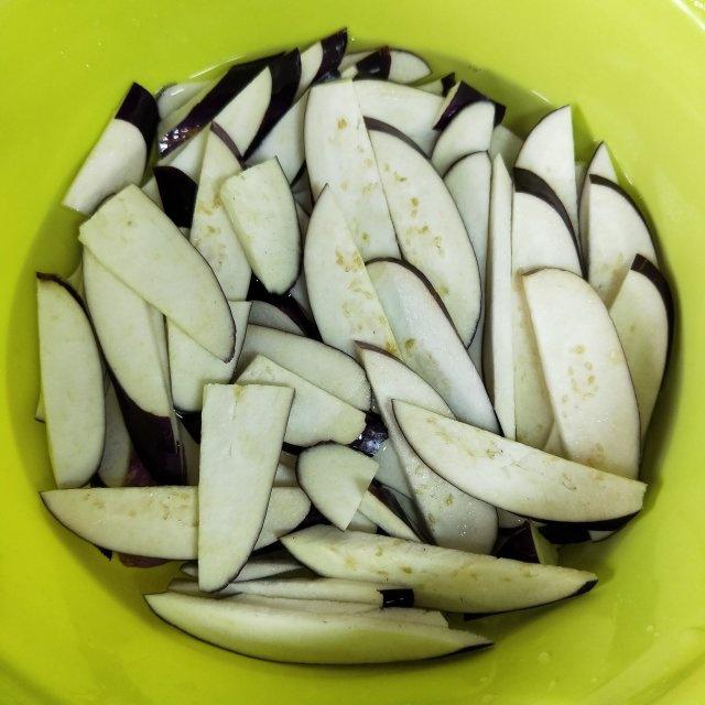 绿茄子清洗与切段处理