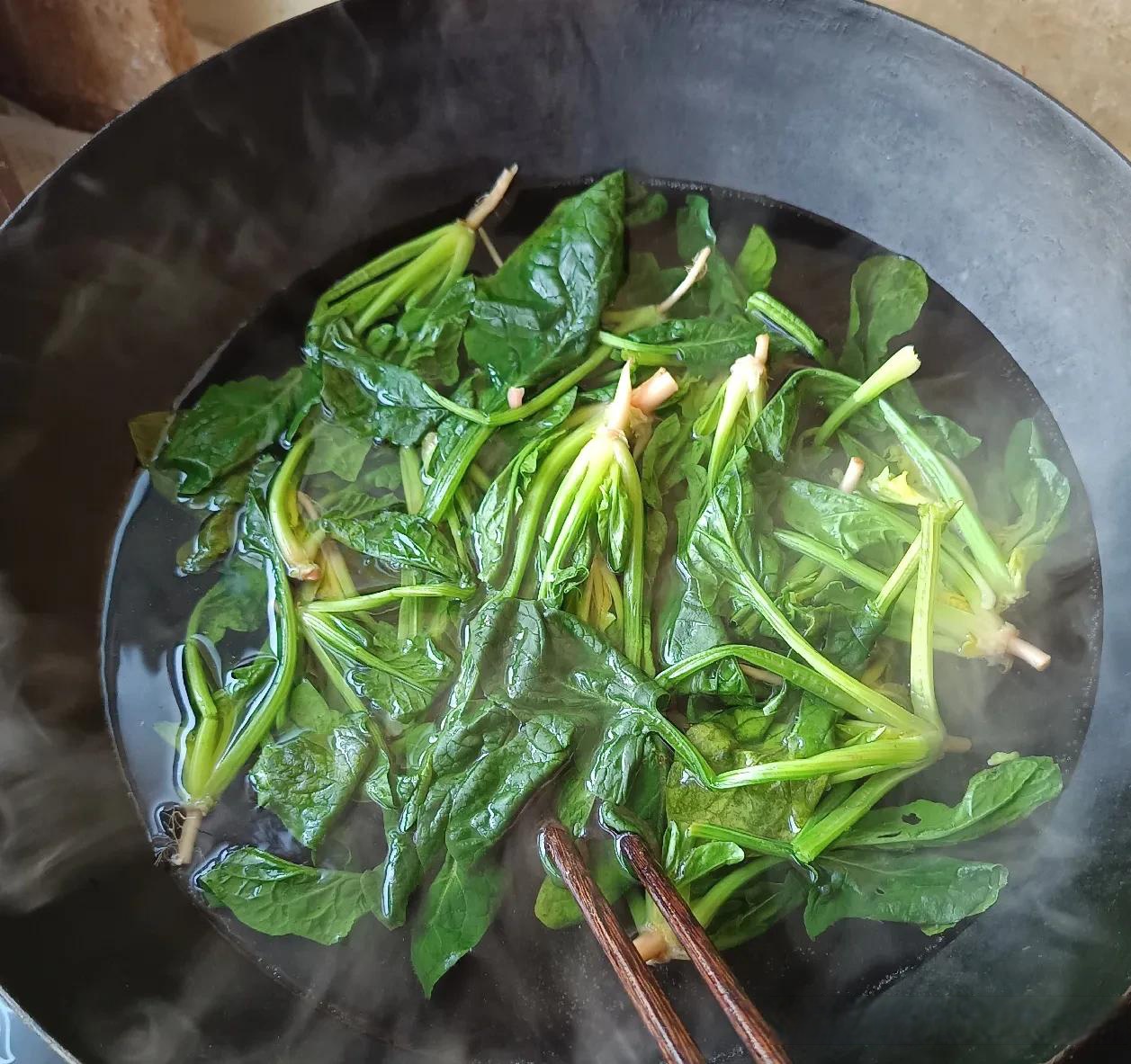家庭厨房中焯水处理菠菜与折耳根的过程图