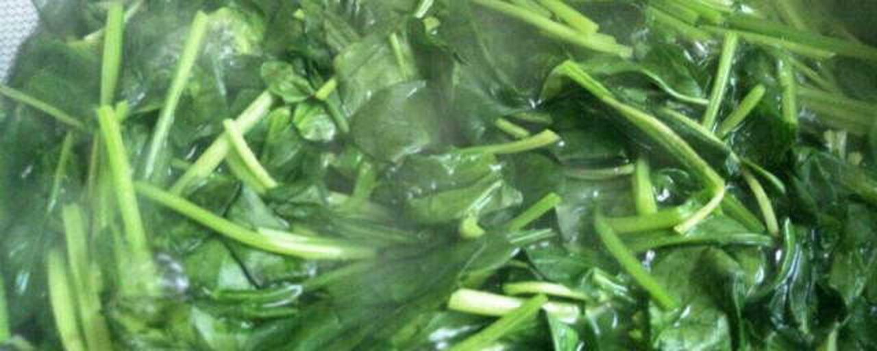 竖版信息图表:左侧为未焯水菠菜横截面显微示意图,标注‘草酸晶体密集分布’;右侧为焯水90秒后菠菜组织,晶体明显减少;中间箭头标注‘草酸溶出率68.3%’;底部数据栏对比:未焯水620mg/100g → 焯水后197mg/100g;引用来源:《食品科学》2022,43(12):156-162 焯水前后菠菜草酸含量对比信息图