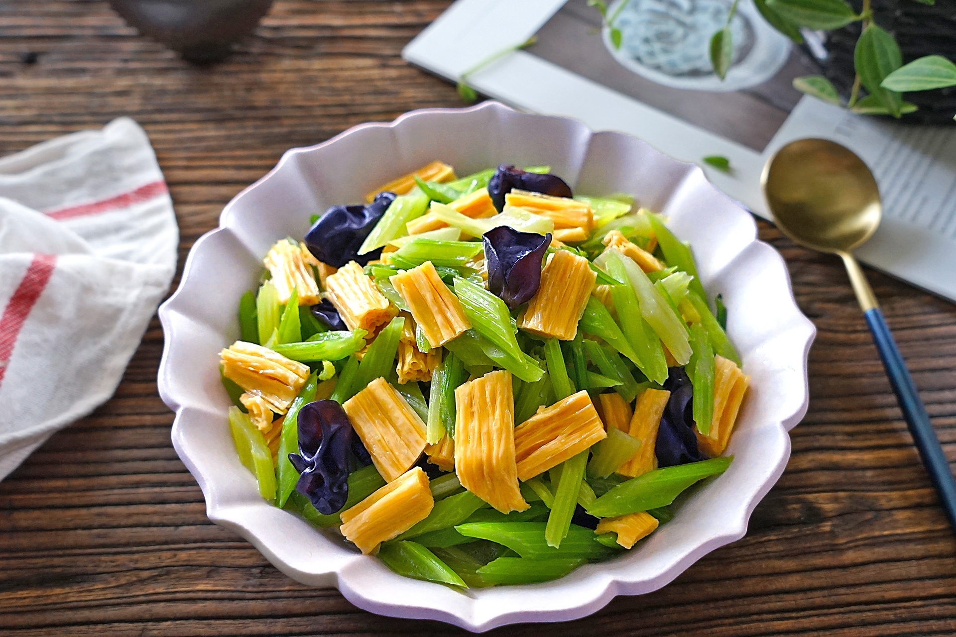 香芹与泡发腐竹原料特写