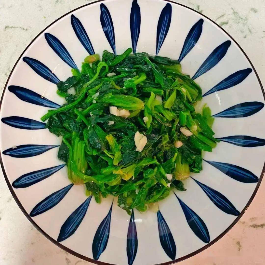 一盘装盘精美的清炒大叶菠菜特写