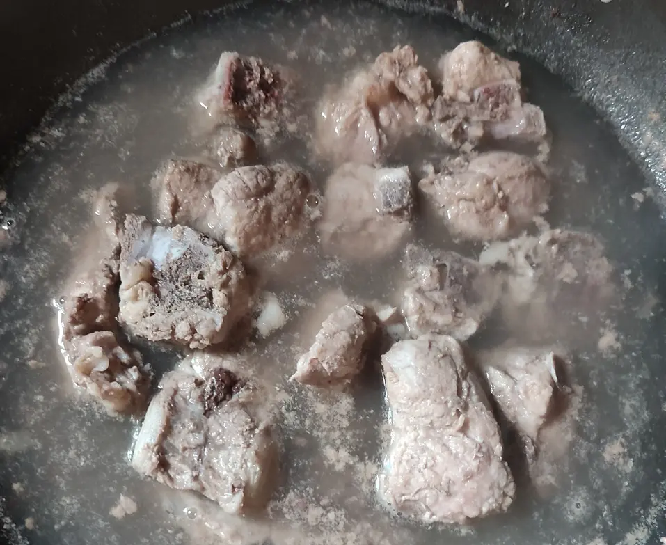 红皮萝卜炖排骨炖煮过程图