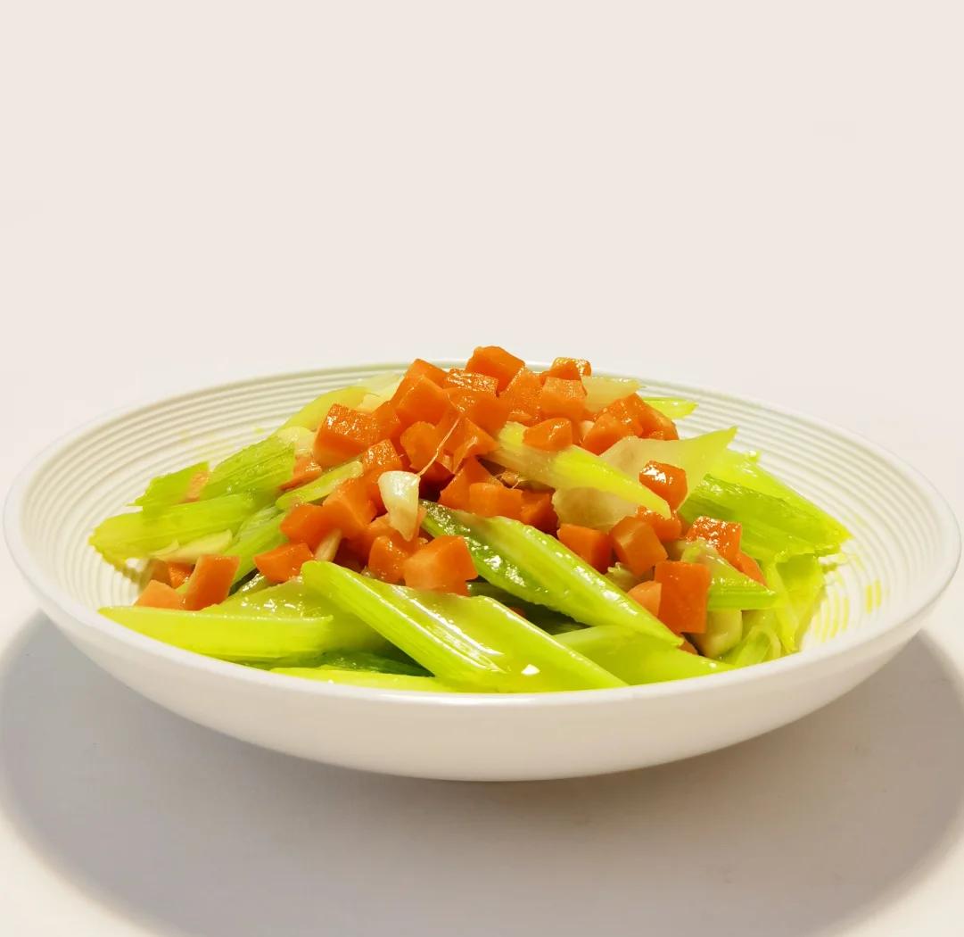西芹制作的健康沙拉