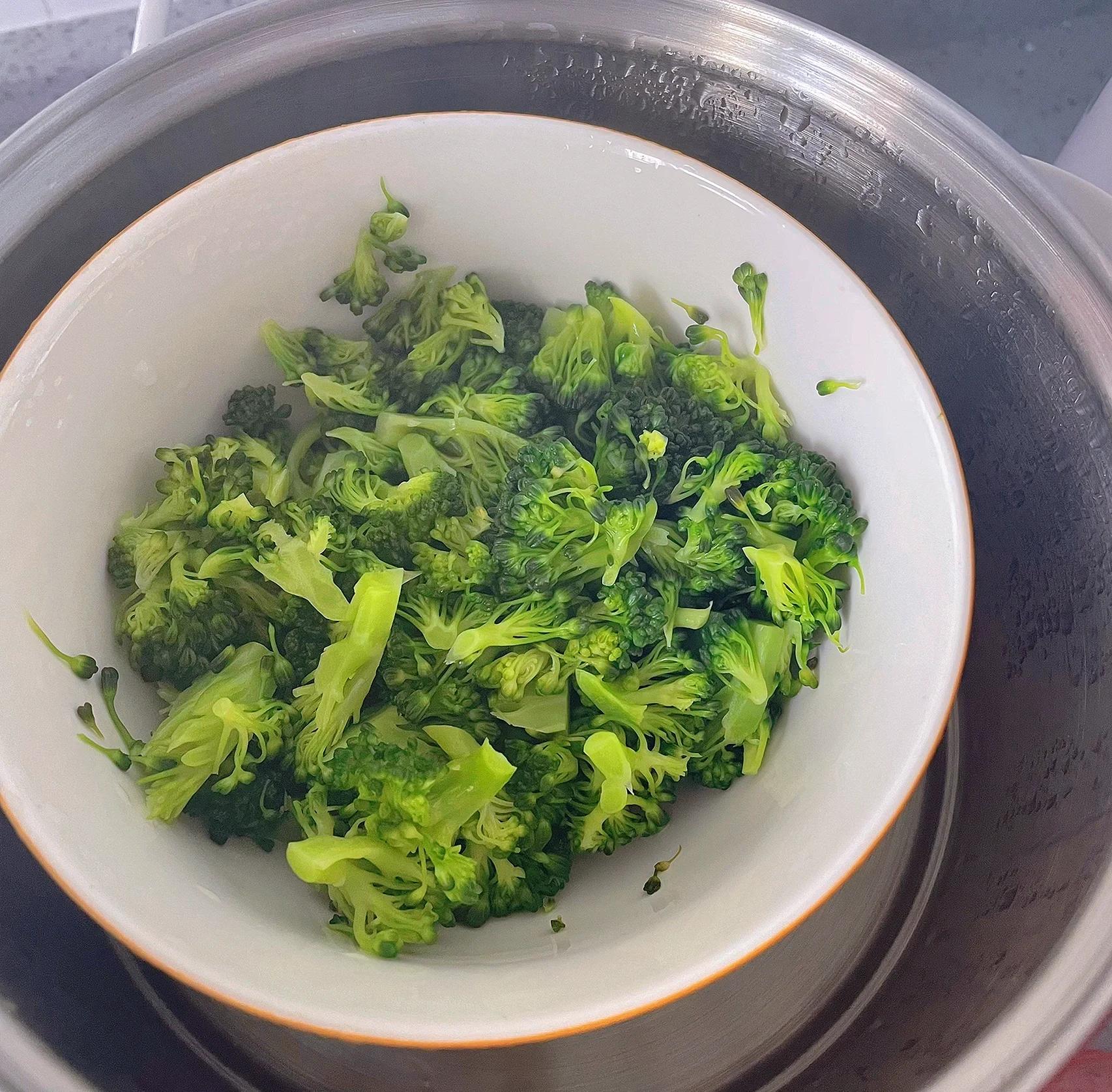 男性在厨房烹饪西兰花