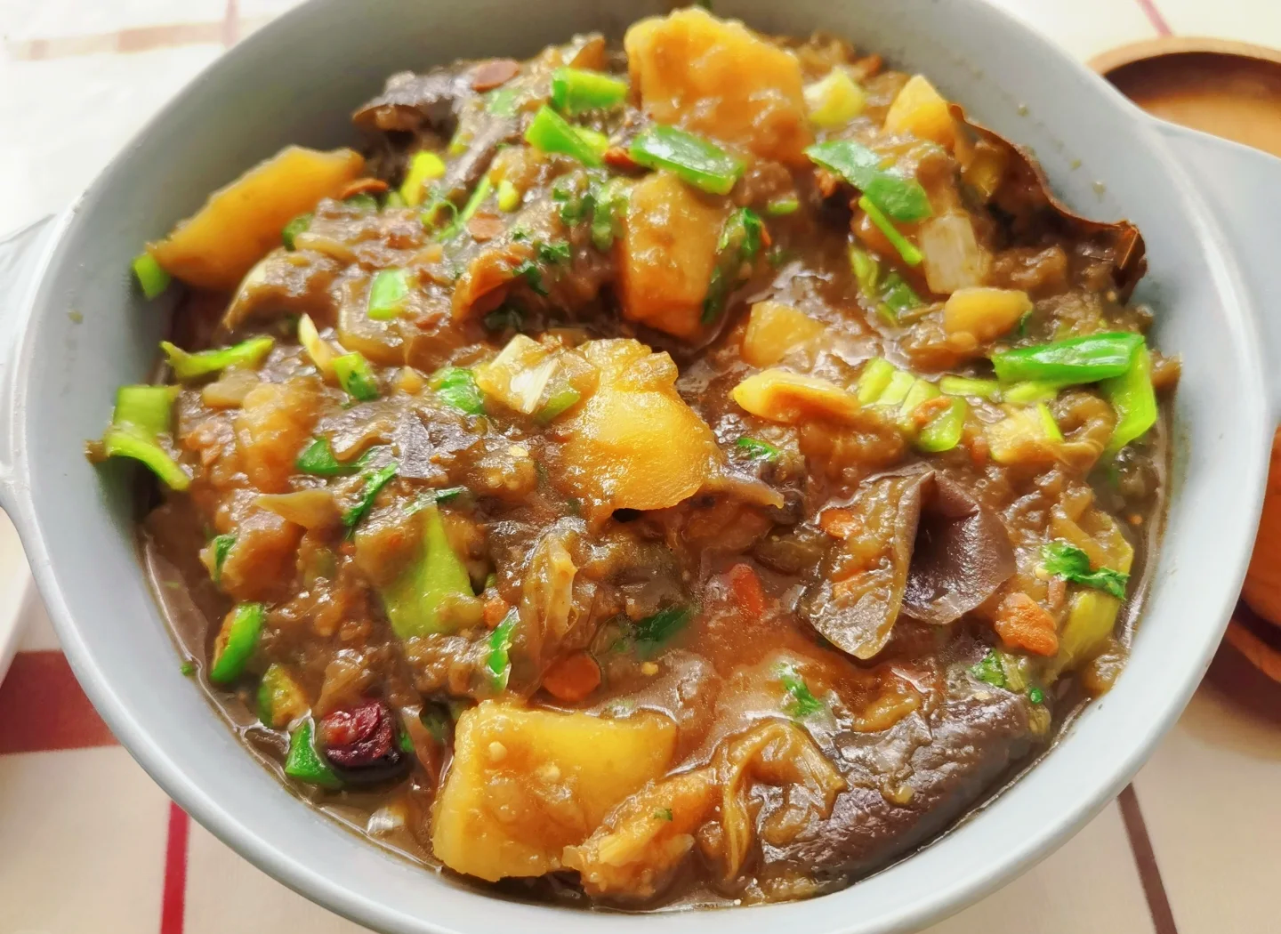 蘑菇豆角土豆炖菜成品图