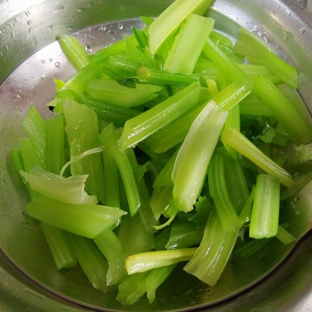 山芹与土豆的清洗与切丝过程