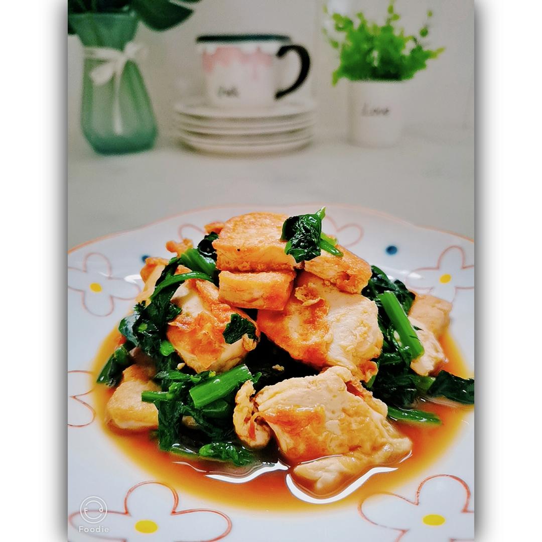 家庭厨房中制作豆制品的温馨场景