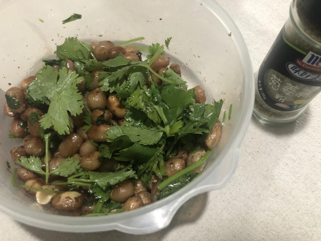 调制凉拌小黄瓜的调味汁