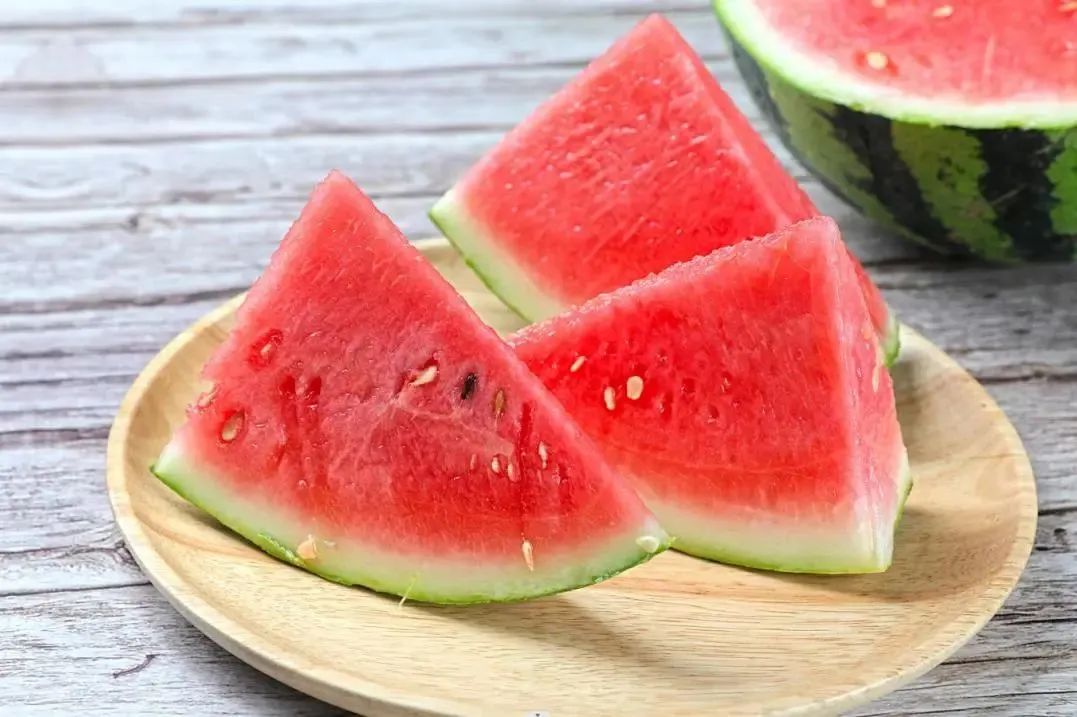 特小凤西瓜与其他水果搭配的拼盘场景