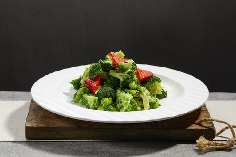 西兰花与其他蔬菜搭配的沙拉盘