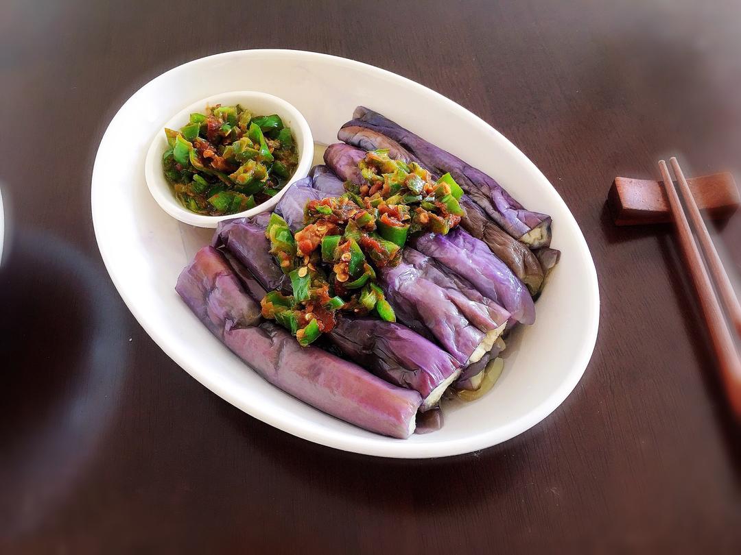 家庭餐桌上的茄子菜肴