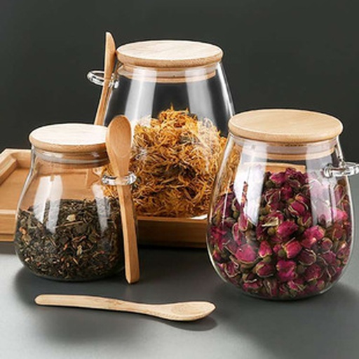 四组玻璃罐装干花并列展示:1. 四季桂干花(浅黄色小花);2. 金桂干花(深金黄大花);3. 混合桂花;4. 冲泡后的茶汤颜色对比,背景为木质茶桌与茶具 不同桂花品种制成的干花茶实物对照