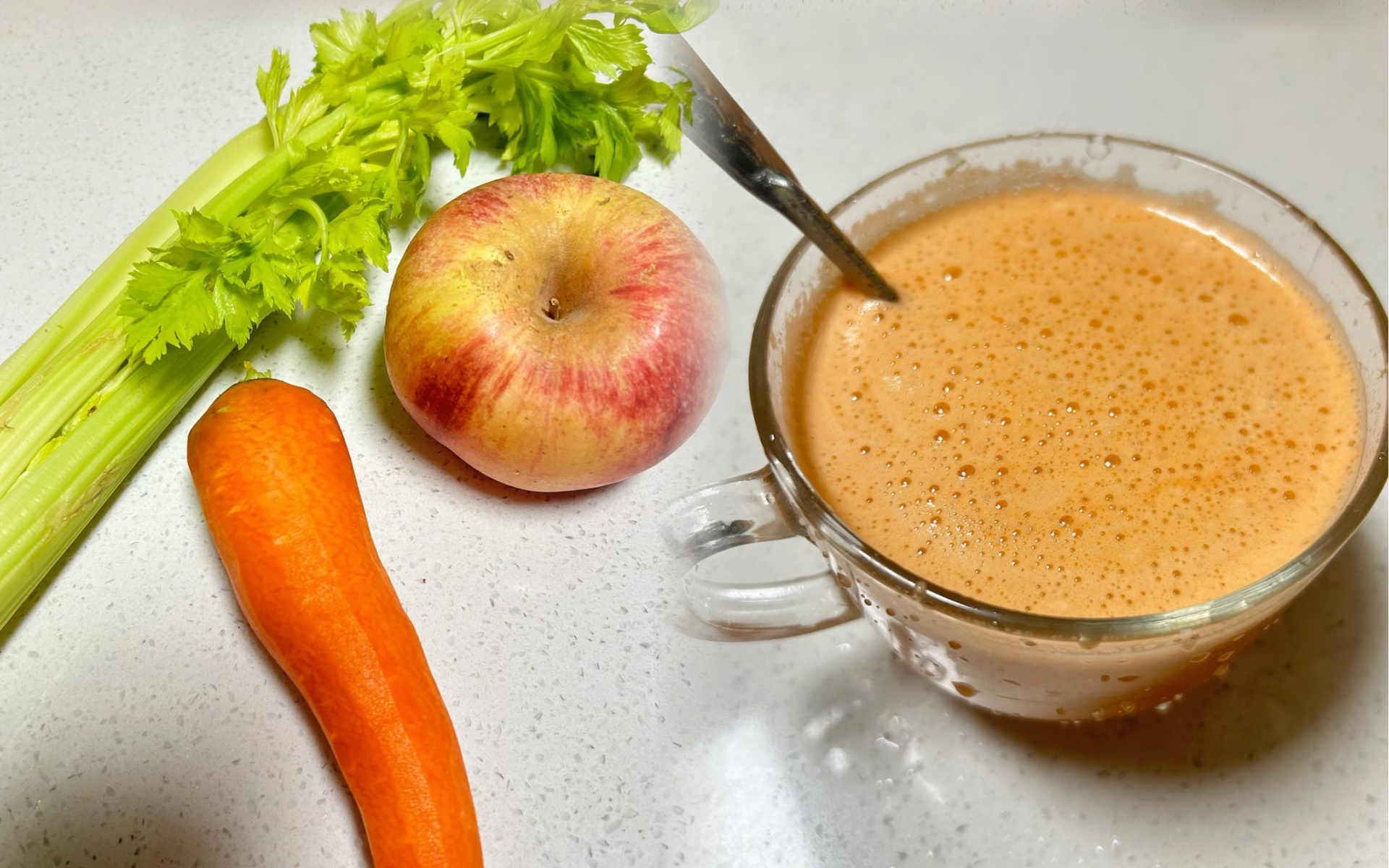 图表展示红提汁、橙汁、苹果汁在维生素C、抗氧化物、糖分等方面的对比数据 红提汁与其他果汁对比图