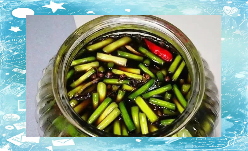成品蒜薹特写：玻璃罐中翠绿蒜薹段饱满挺立，浸泡在澄澈琥珀色腌液中，表面漂浮几片姜黄与辣椒红，罐身凝结细密水珠，呈现冷藏后理想状态