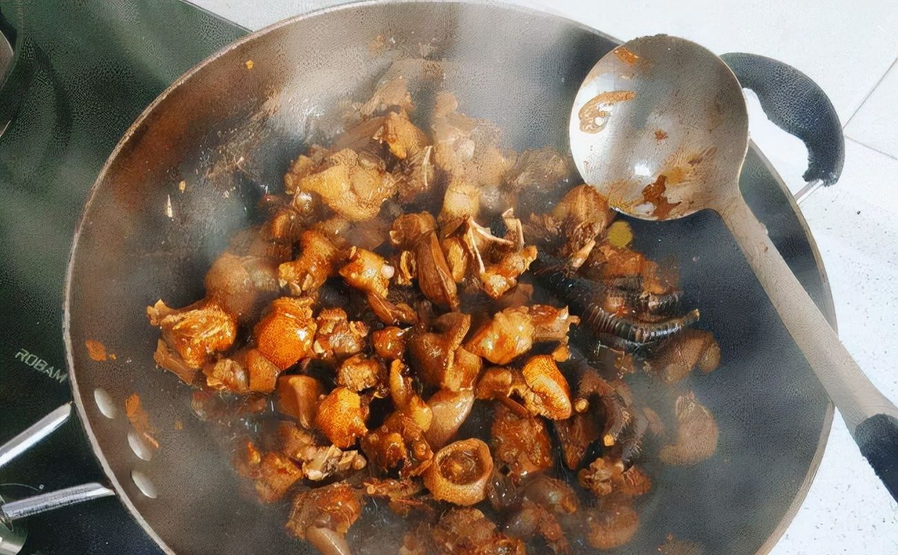走油肉与香芋炖煮图