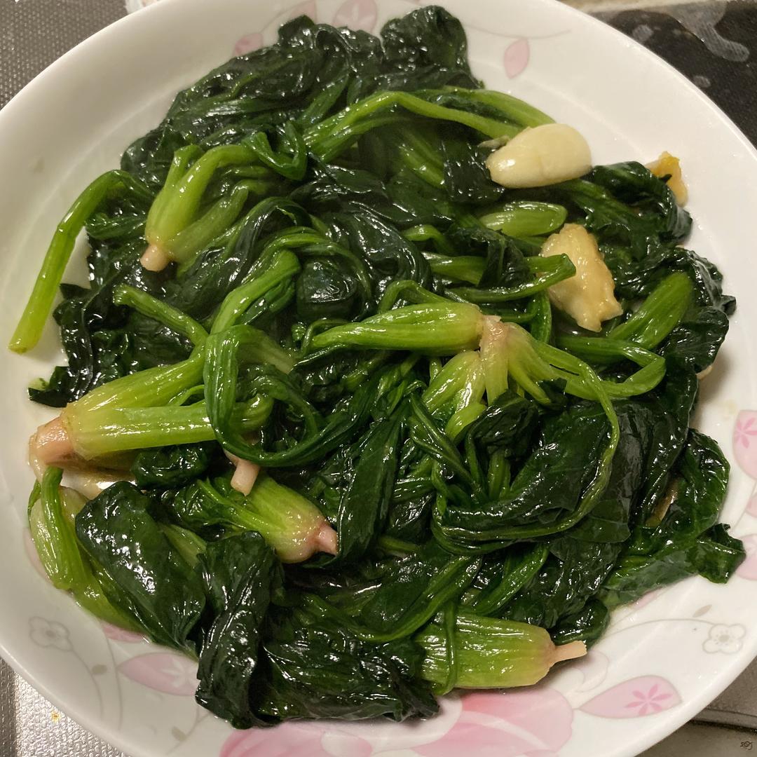 菠菜清洗、焯水,番茄去皮切块,大蒜剁成蒜末 菠菜与番茄的食材处理过程