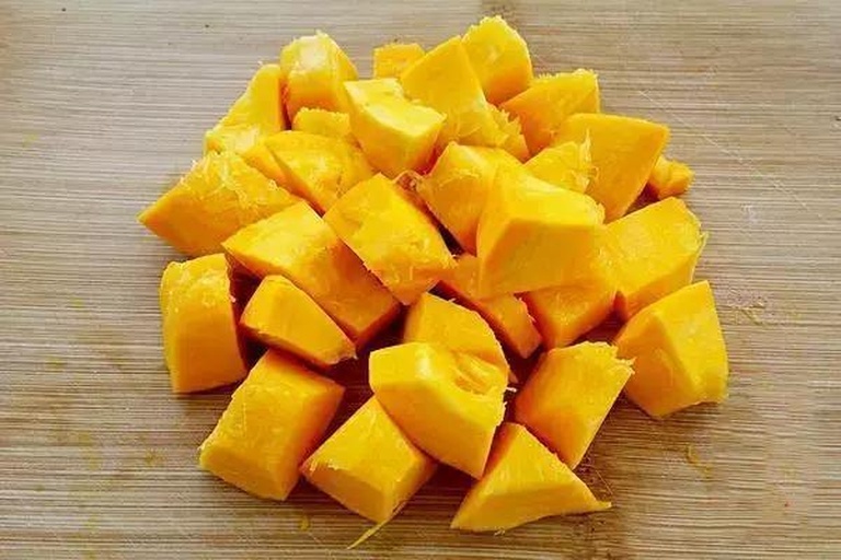 营养师正在厨房制作芒果豆浆