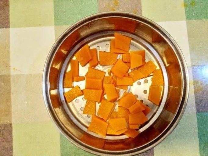 厨房中正在蒸制的蜜本南瓜块