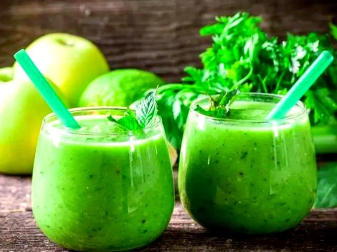 莲藕与苹果搭配破壁饮品,呈现清亮的淡粉色,装在玻璃杯中,背景为厨房操作台 莲藕苹果破壁饮品