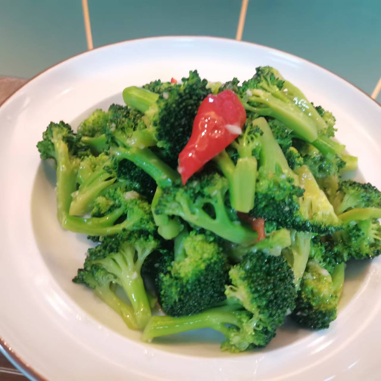 多场景美食摄影:展示西兰花三种主流健康吃法——清蒸原味、中式快炒、芽苗轻食,突出色彩对比、食材新鲜度与低脂少盐的现代烹饪理念 西兰花多样化食用场景图:左上为蒸制西兰花摆盘(配橄榄油与柠檬皮屑),右中为西兰花炒虾仁特写(虾仁粉红弹润、西兰花碧绿亮泽),左下为西兰花芽苗杯装沙拉(紫甘蓝、牛油果、芝麻点缀)