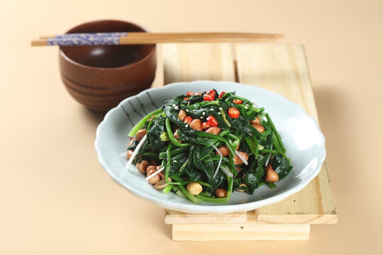 凉拌菠菜折耳根成品图