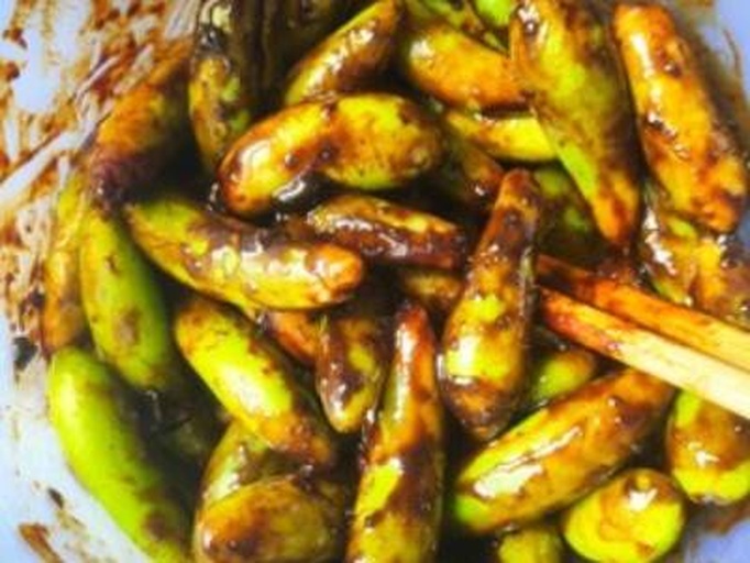 小黄瓜酱菜成品图:玻璃罐内翠绿小黄瓜饱满挺立,酱汁澄澈微黄,配料分布自然,呈现专业级腌制效果 小黄瓜酱菜成品特写:翠绿色小黄瓜整齐码放在透明玻璃罐中,浸泡在清澈微黄的酱汁里,可见姜片、蒜瓣、辣椒段沉底,表面泛细微气泡