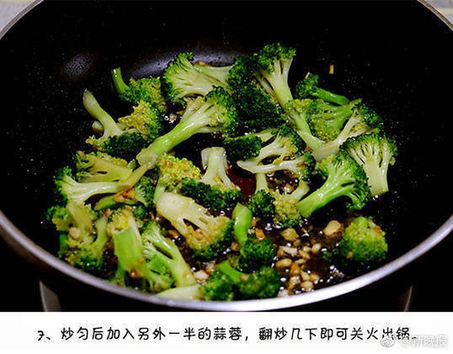 俯拍高清图:乳白色西兰花在铁锅中翻飞,花蕾饱满透亮呈玉白色,蒜粒金黄嵌于其间,锅底无水渍、无焦糊,油光均匀裹覆 白色西兰花大火快炒特写