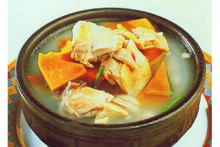 南瓜豆腐鸡肉汤在玻璃汤碗中