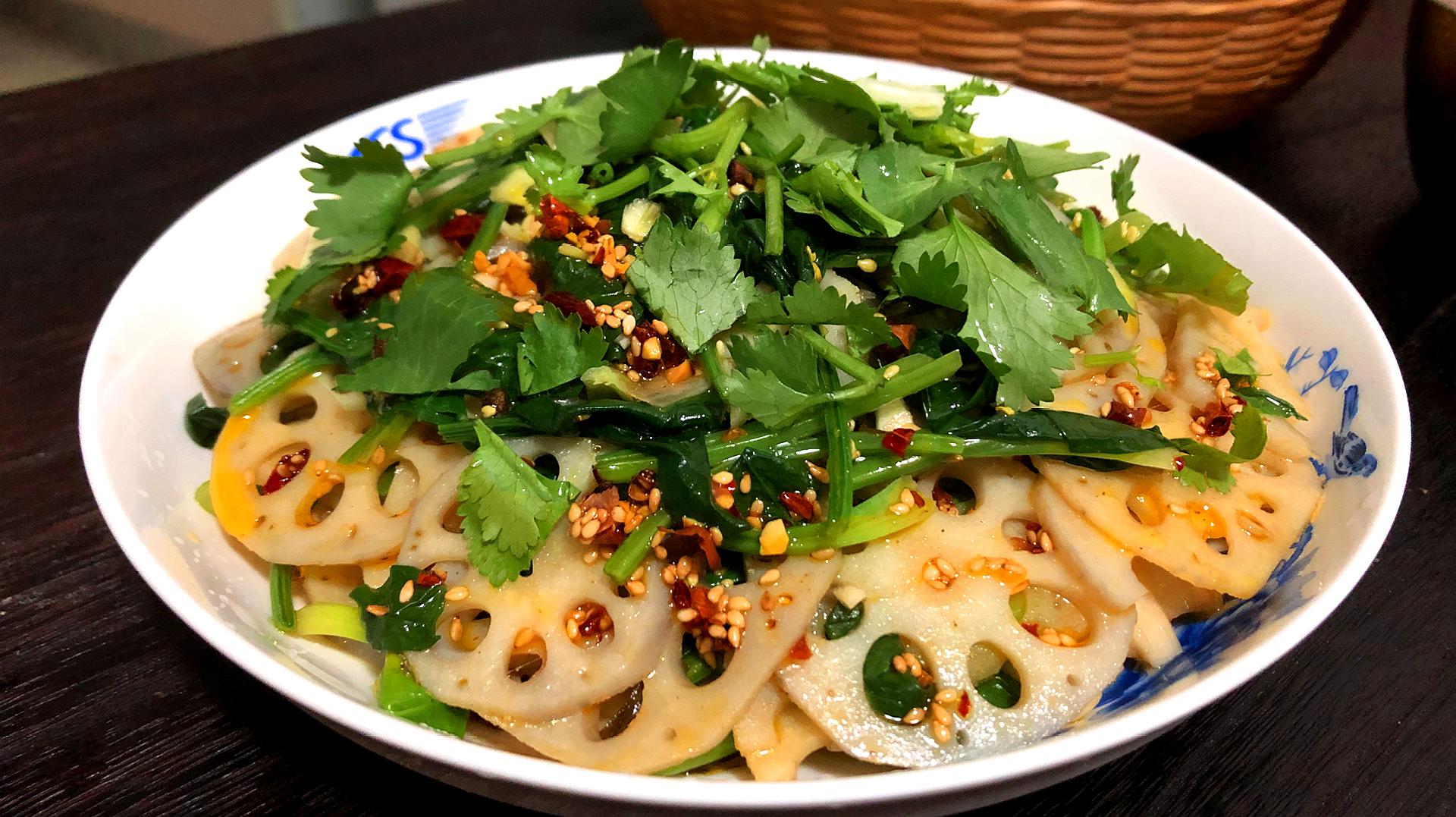 一碗色泽清亮、香气扑鼻的凉拌马踏湖白莲藕,旁边有香菜点缀 凉拌白莲藕成品图