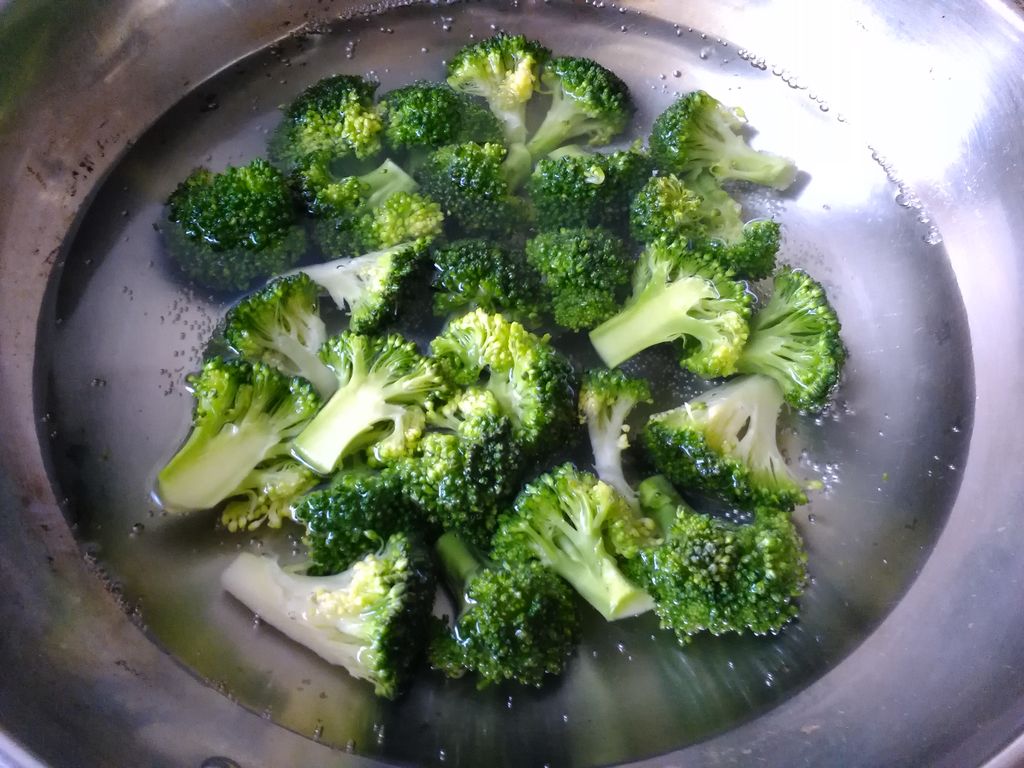 焯水后的西兰花呈鲜绿色,表面无杂质 焯水后的西兰花