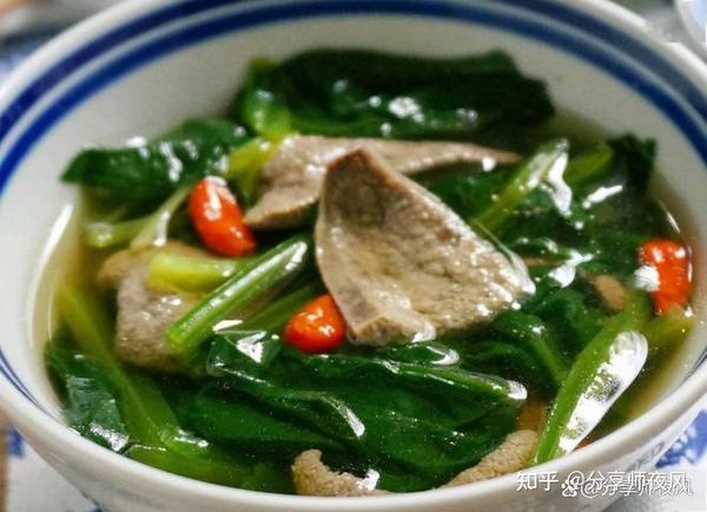 菠菜双焯与猪肝三步净血处理特写