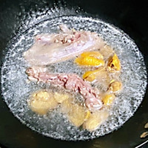 黄姜煮鸡肉炖煮过程特写