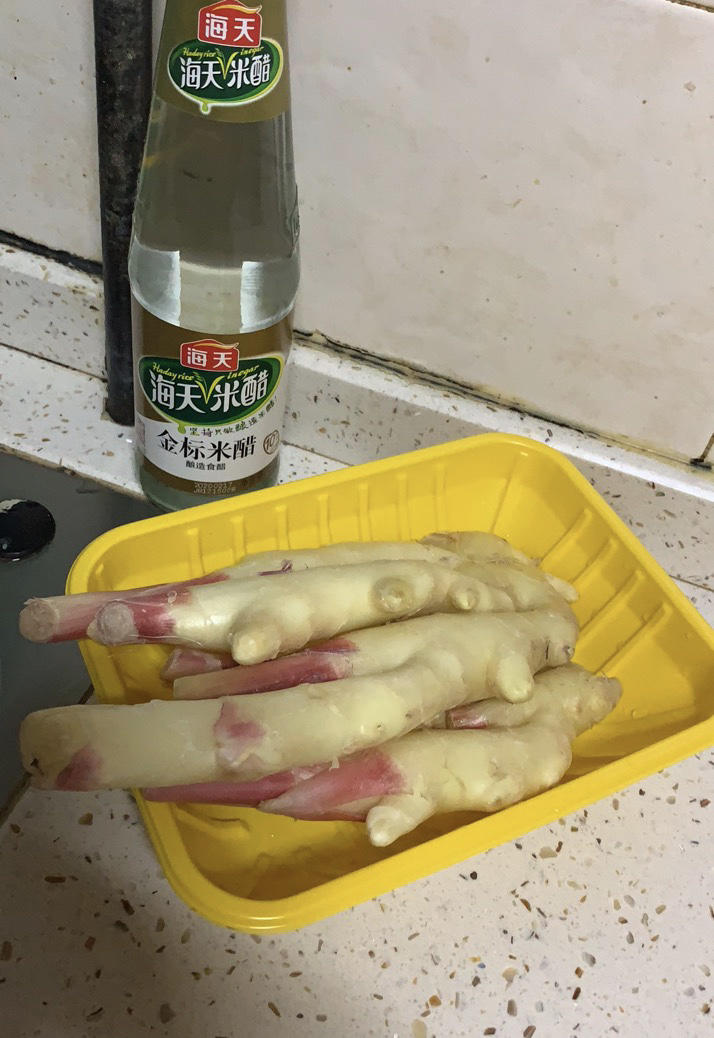 厨房中制作醋泡黄姜的过程