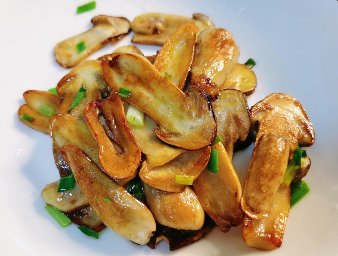 厨师手持铁锅颠炒三色食材动态瞬间