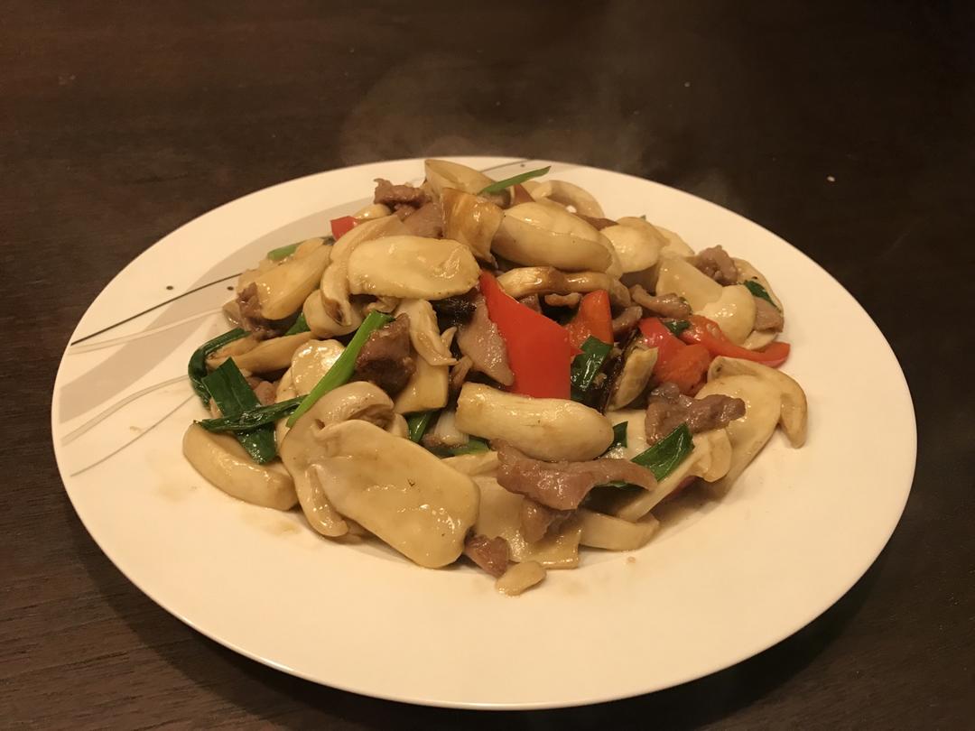 杏鲍菇切片后与青椒、胡萝卜一同翻炒,色彩鲜艳,香气扑鼻 杏鲍菇烹饪图