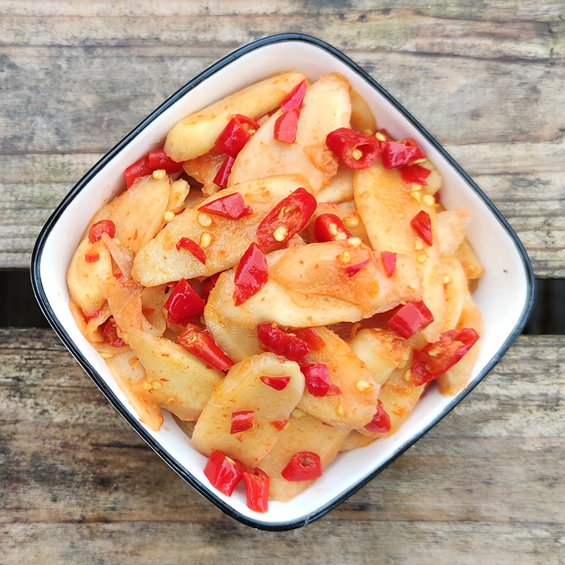 家庭餐桌上的萝卜美食拼盘