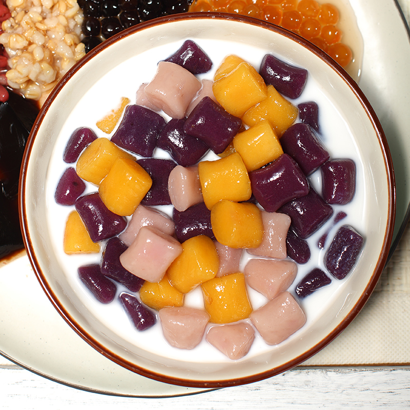 香芋制作的甜品展示,如芋圆、芋泥奶酪等,色彩诱人 香芋制作的甜品