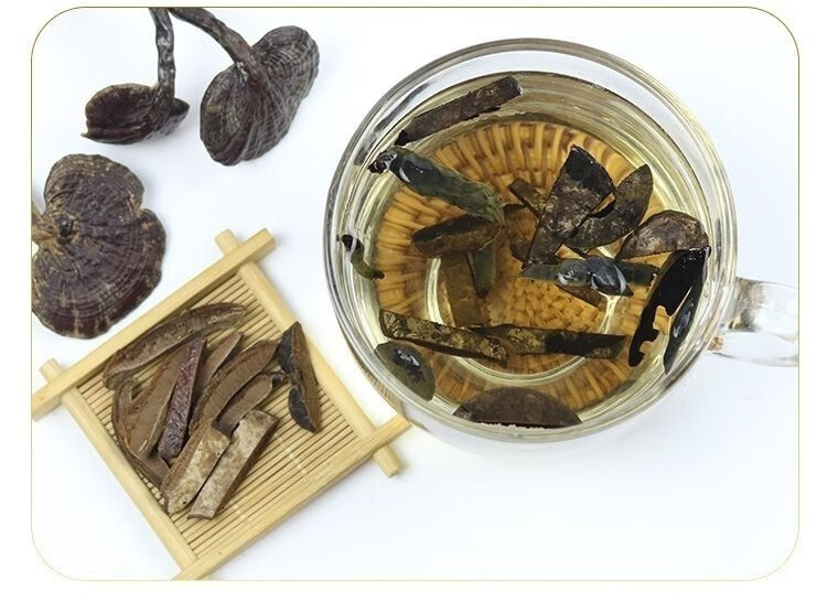 展示灵芝切片与枸杞、红枣、菊花等养生食材的搭配图 灵芝切片与养生食材搭配图