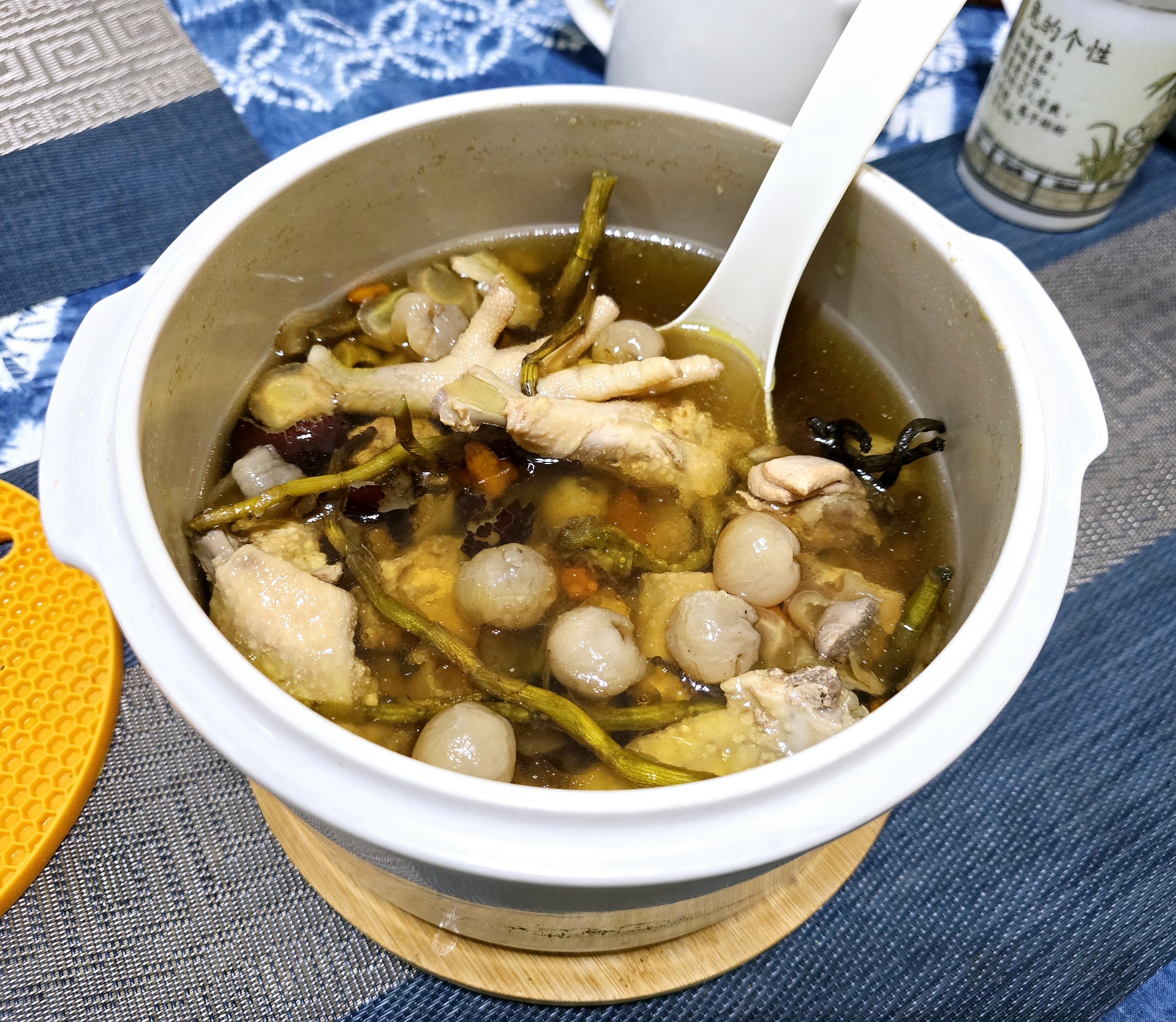 一碗热腾腾的鹿鞭鸡汤,汤色清澈,鹿鞭片清晰可见 鹿鞭汤成品图