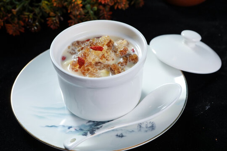 成品雪蛤银耳甜品盛装图