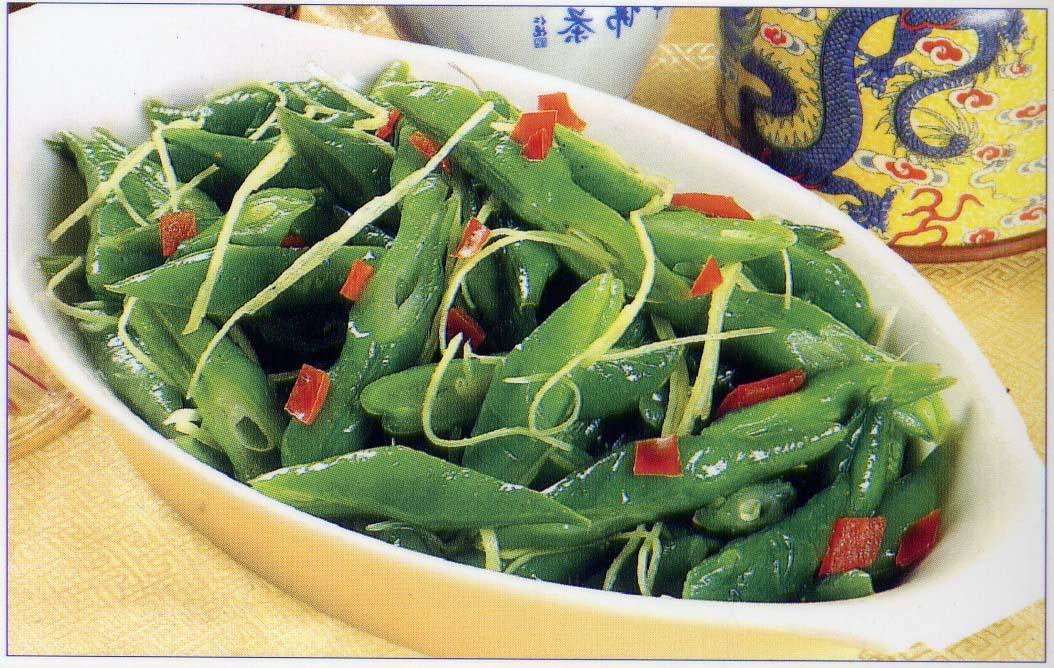 两道中式家常菜的摆盘照片,左侧为清炒荷兰豆,颜色翠绿,搭配红椒片和蒜末;右侧为干煸四季豆,豆角表面微焦,配有肉末和辣椒碎,背景为白色瓷盘和竹筷 清炒荷兰豆与干煸四季豆菜品对比