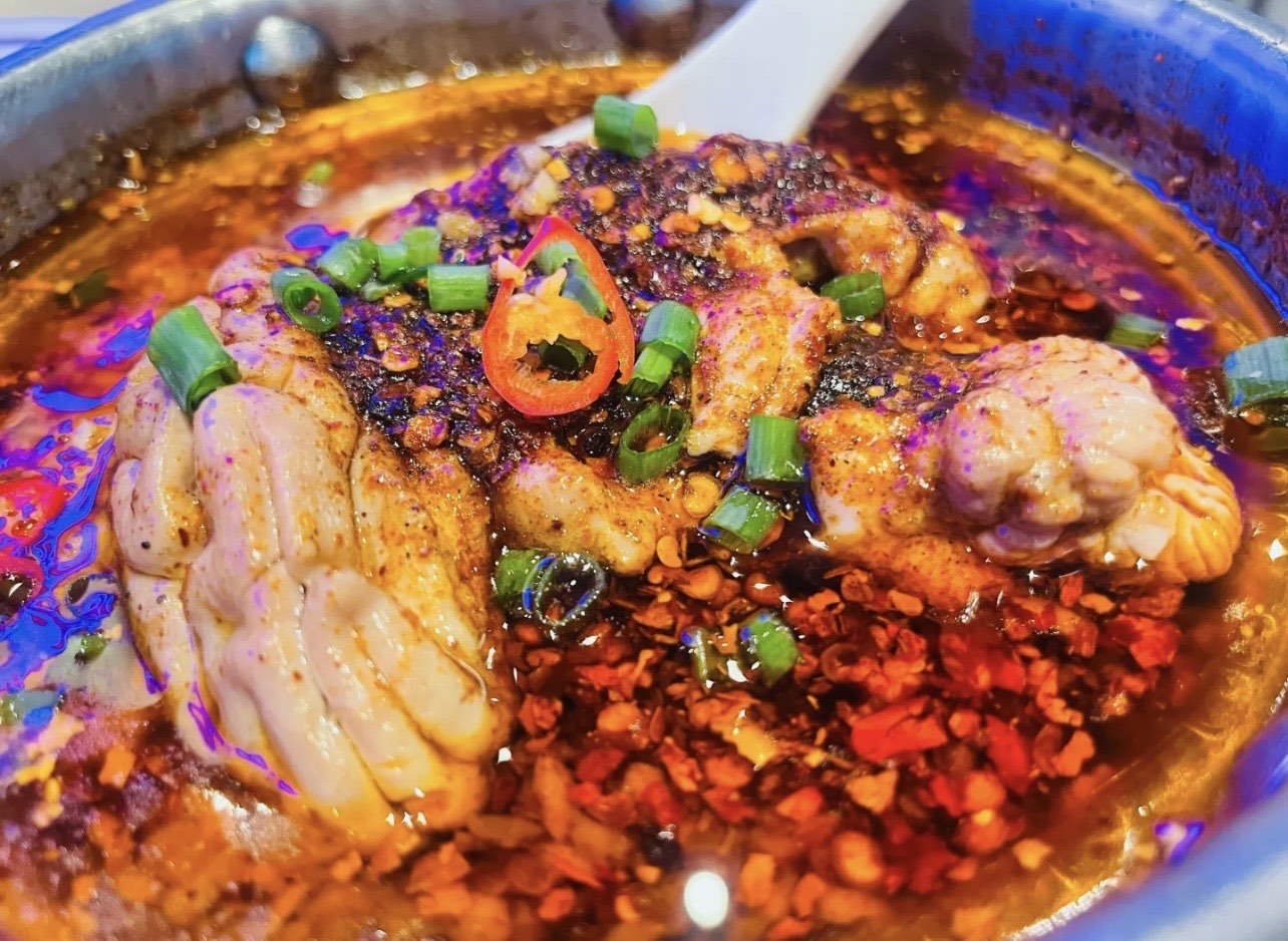 锡纸泡椒脑花成品图,脑花包裹在锡纸中,表面铺满泡椒和红油,色泽诱人 锡纸泡椒脑花成品展示图