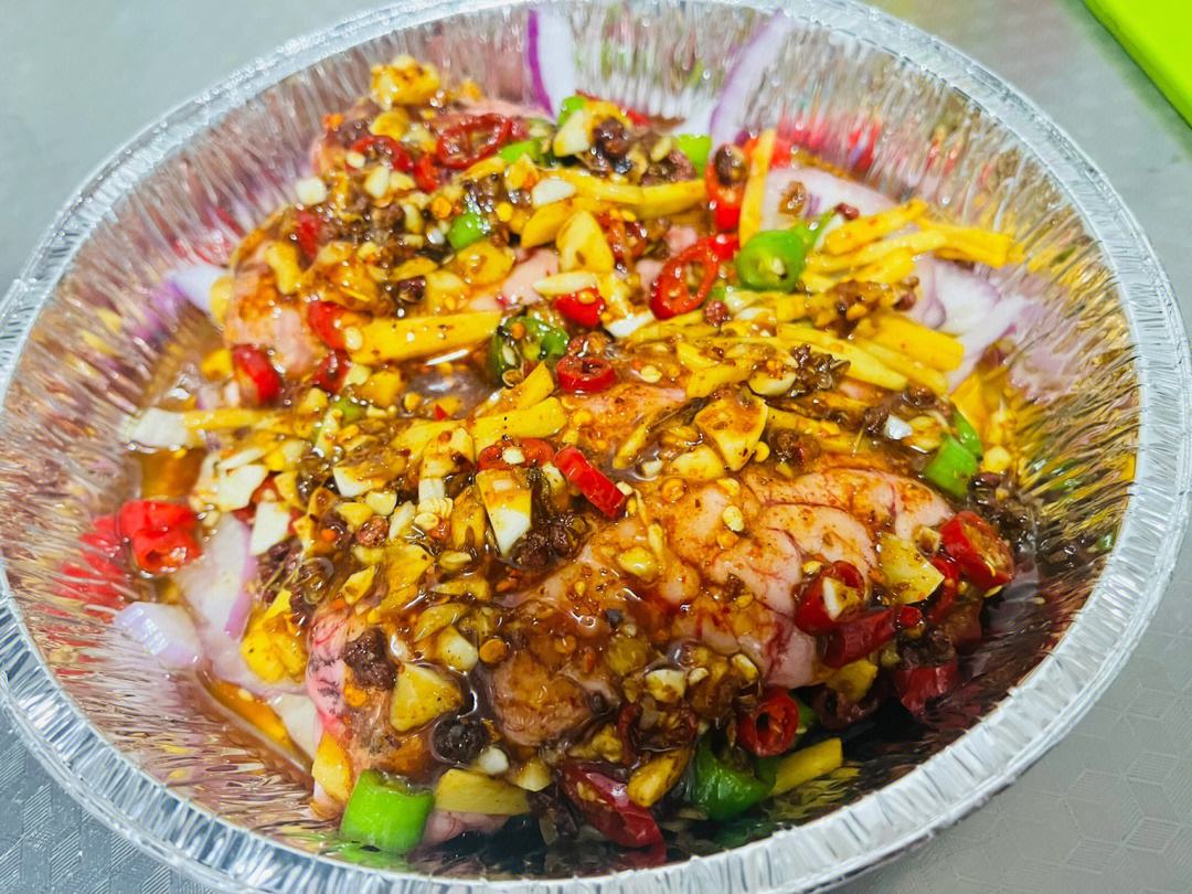 子姜丝与蒜末凉拌的成品图,配以酱油、香油、辣椒点缀 子姜凉拌配图