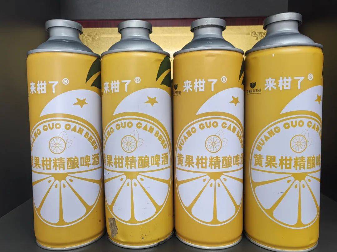 黄果柑酒成品与搭配展示,展示成品酒的色泽、杯饮、搭配甜点等场景 黄果柑酒成品与搭配展示