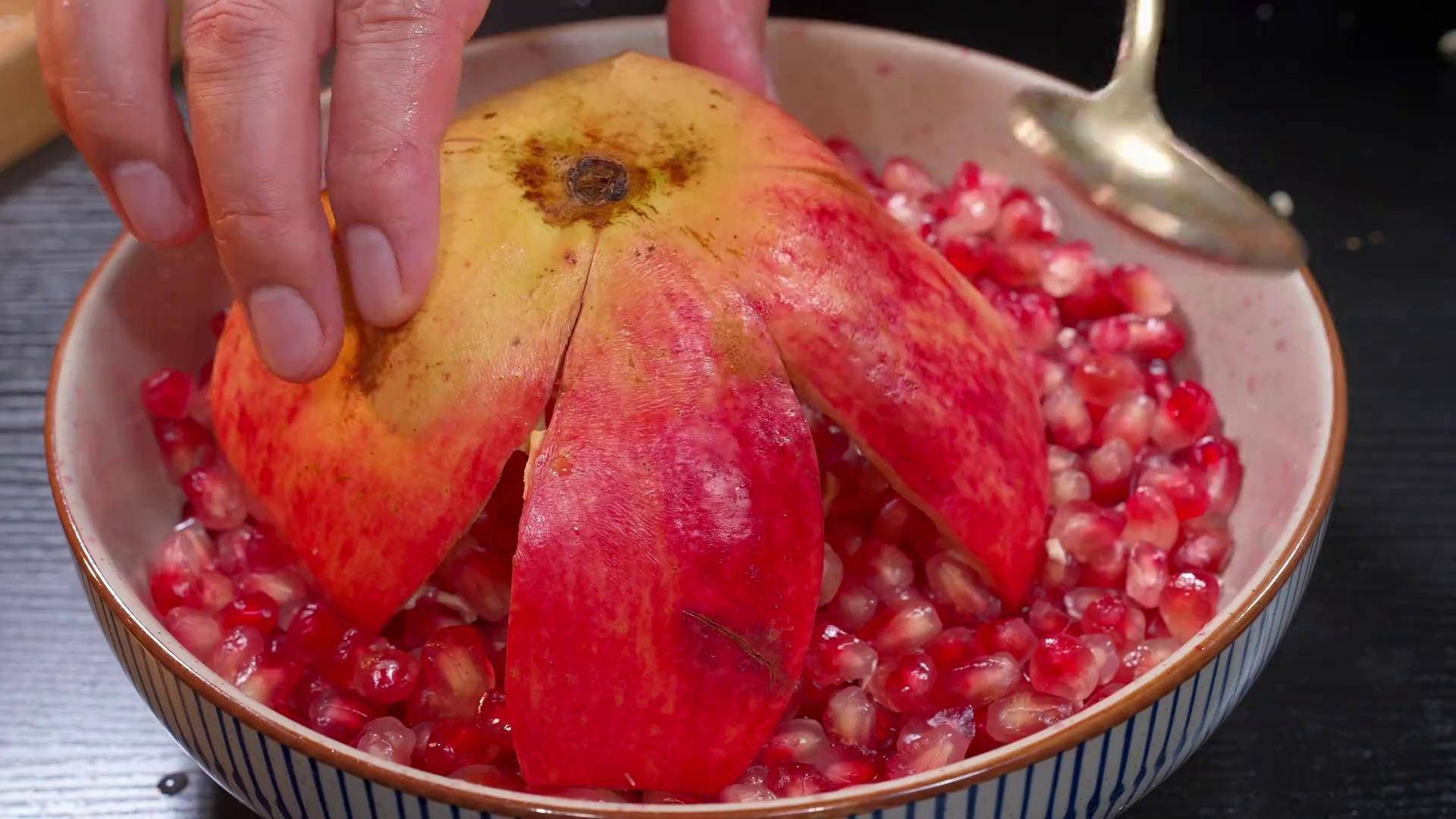 水中剥石榴过程示意图