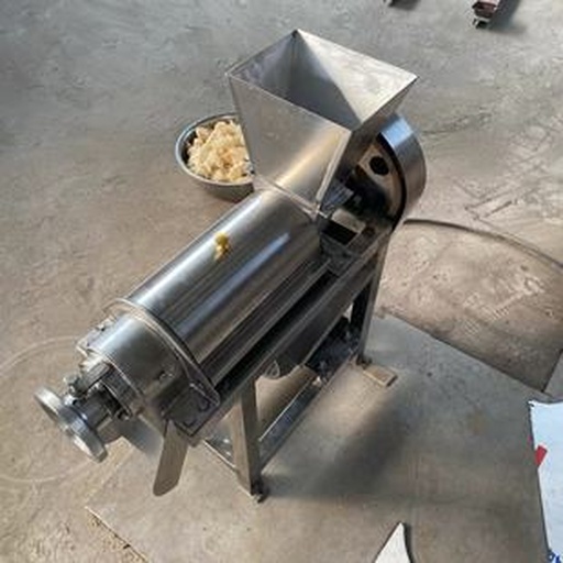 一台黑色不锈钢外壳的低速螺旋榨汁机正在进行工作,绿色菠萝块和橙色哈密瓜块正被缓缓送入进料口,流出细腻的淡黄色混合果汁,下方玻璃容器承接汁液,操作台整洁,体现安全卫生的家庭制作环境 慢速榨汁机正在榨取菠萝与哈密瓜混合果汁的过程特写