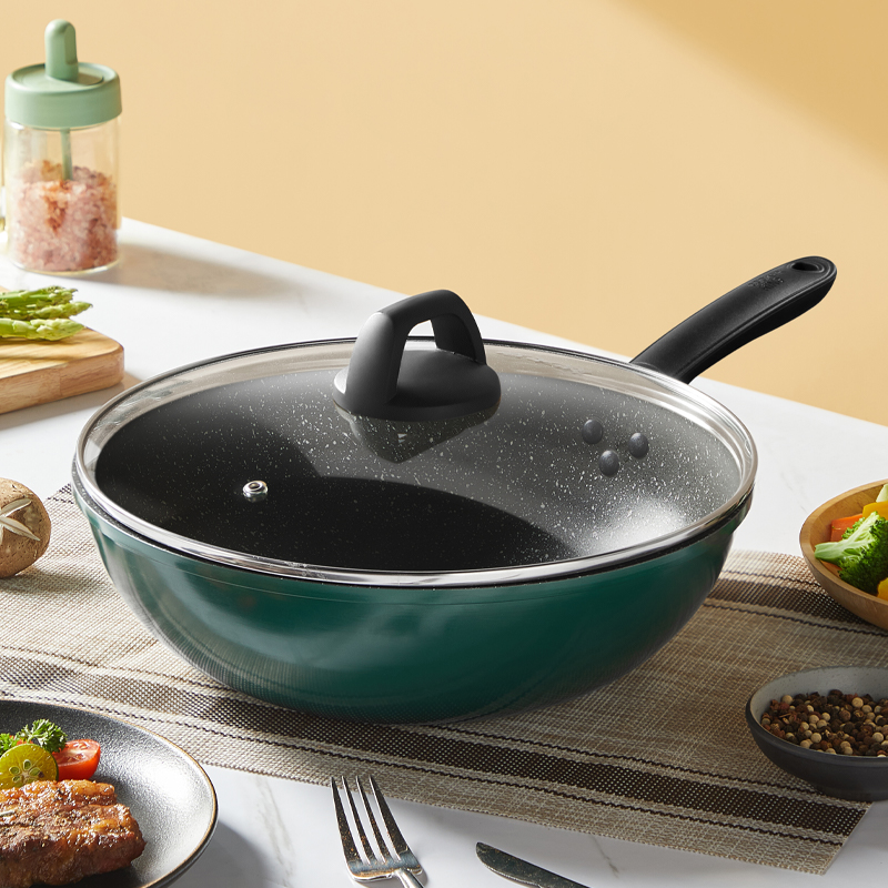 厨房灶台正在烧制冬瓜的场景