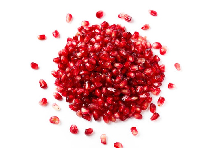 高清特写镜头下的石榴籽,呈现出晶莹剔透的红色果粒,排列紧密,表面湿润有光泽 石榴籽特写